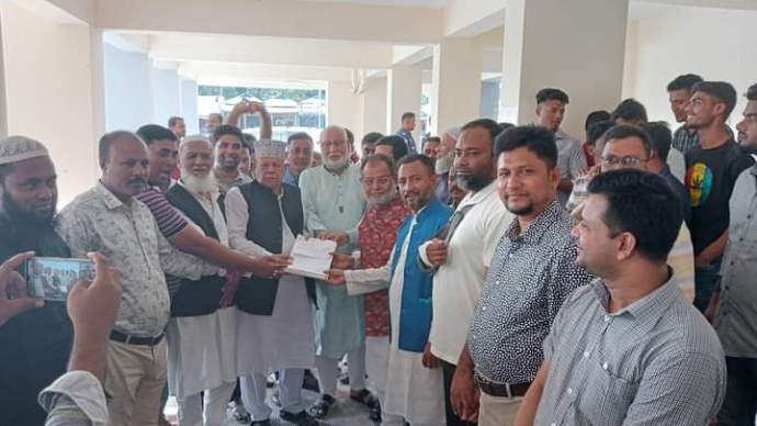 স্বতন্ত্র প্রার্থী হিসেবে আওয়ামী লীগের সাবেক এমপি আবদুল্লাহ’র মনোনয়নপত্র জমা