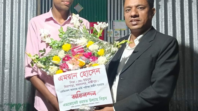 <p>কমলনগরের মেডিকেলে পড়ার সুযোগ পাওয়া এমরানকে সদর উপজেলা ভাইস চেয়ারম্যানের ফুলেল শুভেচ্ছা</p>