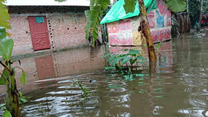 অস্বাভাবিক জোয়ার ও টানা বৃষ্টিতে রামগতি-কমলনগরের মেঘনা উপকূলীয় এলাকা প্লাবিত