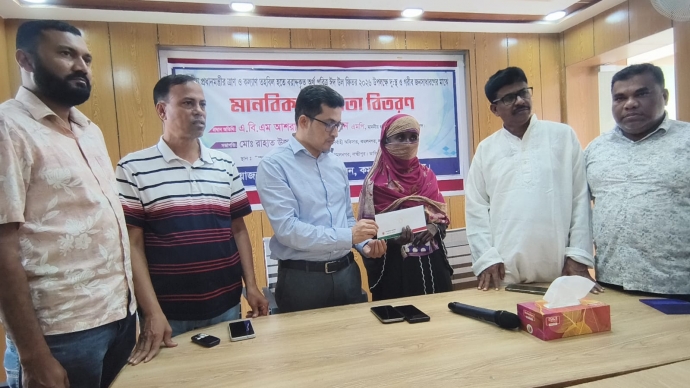 কমলনগরে প্রধানমন্ত্রীর ত্রান তহবিলের মানবিক সহায়তা বিতরণ