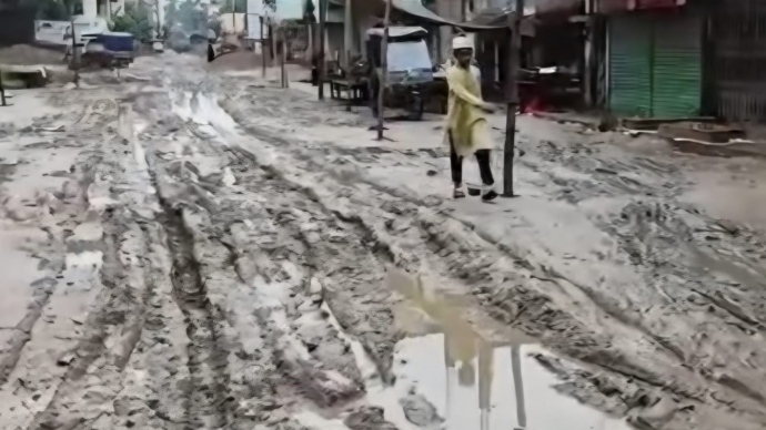 তিন বছরেও শেষ হয়নি রায়পুর পৌরসভার ড্রেনেজ নির্মান কাজ, ভোগান্তি