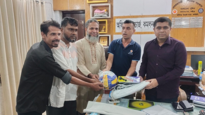 কমলনগরে নারী এমপির পক্ষ থেকে ক্রীড়া সামগ্রী বিতরণ