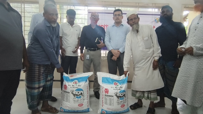 কমলনগরে খামারিদের মাঝে গোখাদ্য বিতরণ